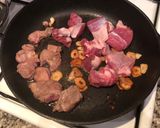 Foto del paso 2 de la receta: Carne de pierna de cordero en salsa de tomate