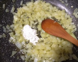 Foto del paso 3 de la receta: Merluza en salsa de cebolla (a mi manera)