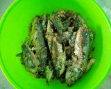 Foto langkah ke 3 dari resep Ikan Asin Pindang Masak Asam Manis Pedas.