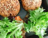 Hình bước làm 4 của món Burger Nguyên Cám Kẹp Gà Tây Gia Vị Ý