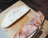 Foto del paso 3 de la receta: Bocadillo de lomo adobado con queso y cebolla frita con papas