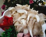 Hình bước làm 1 của món Nấm sò xào thập cẩm