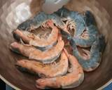 รูปขั้นตอนการทำที่ 1 ของ กุ้งผัดเนยกระเทียม เมนูร้านอาหาร ที่ทำกินเองได้ง่าย ๆ ที่บ้าน