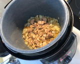 Foto del paso 2 de la receta: Económico y rápido arroz de atún y mejillones en lata con Olla GM H