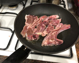 Foto del paso 1 de la receta: Chuletas de cordero con cogollos de Tudela y pimientos asados