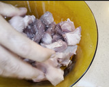 Foto del paso 1 de la receta: Brochetas de cerdo en adobo