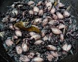 Foto langkah ke 3 dari resep Baby Cumi Masak Hitam.