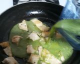 Foto del paso 4 de la receta: Pollo en crema de ajo y cilantro