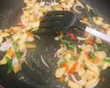 A picture of step 5 of Chicken stirred fried rice.
