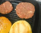 Hình bước làm 4 của món Beef patty, hamburger chuẩn như hàng