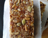 A picture of step 5 of Dates breakfast bars no sugar.