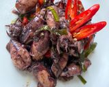 Foto langkah ke 7 dari resep Oseng Cumi Hitam.