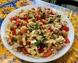 Une image de l'étape 14 de Salade de pâtes au porc, tomates, champignons, feta et cornichons.