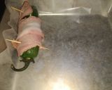 Foto del paso 6 de la receta: Chiles horneados rellenos de queso y envueltos en tocino
