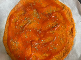 Pizza de masa de zanahoria con jamón York, champiñones y queso