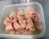 Une image de l'étape 2 de Poulet mariné aux poivrons tricolores et courgette.