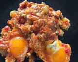 Foto del paso 5 de la receta: Huevos guisados con verdura y lomo