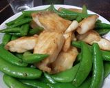A picture of step 4 of Stir fry Giant Grouper Fish with Sugar Snap Peas 龍躉炒 荷蘭豆.