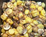 Foto del paso 4 de la receta: Patatas con setas, gulas, gambas y huevos rotos en Airfryer Cosori
