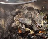 Kék (fekete) kagyló saját levében tejszínesen recept fázis 5 fotója