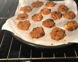 Foto del paso 3 de la receta: GALLETITAS DE ALGARROBA Y COCO con FRUTOS SECOS (Muy fácil)