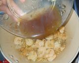 Foto langkah ke 4 dari resep Goong Thod Kratiem (Udang Goreng Bawang Putih).
