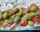 Foto del paso 5 de la receta: Bocadillo de anchoas con cherrys, mascarpone y encurtidos