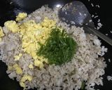 Foto langkah ke 3 dari resep Egg fried rice.