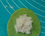 Foto langkah ke 7 dari resep Roti Pandan isi Unti Kelapa.