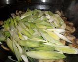 Foto del paso 10 de la receta: Bifes de chorizo con guarnición de puerros y hongos al vino blanco