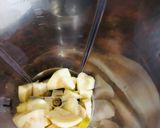 A picture of step 2 of Yakult Tri-Colour Smoothie.
