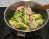 Foto langkah ke 2 dari resep Bening Brokoli Sosis Ayam.