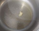 A picture of step 2 of Garlic-carrot rice.