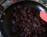 Foto del paso 3 de la receta Empanada de morcilla, pera y piñones