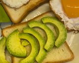 Hình bước làm 2 của món Bánh gối và bơ, trứng 🍳 (Avocado toast)