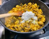 Une image de l'étape 12 de Poulet à la crème, champignons et épices.