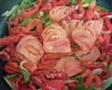 Foto del paso 5 de la receta: Merluza al horno con pimientos y quinoa salteada con verduras y frutos secos
