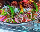 Foto del paso 3 de la receta: Sardinas al horno con verduras asadas en los mismos jugos