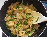 Foto langkah ke 6 dari resep Kwetiau Goreng Ayam pedas.