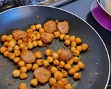 Foto del paso 3 de la receta Garbanzos en ensalada con sobrasada, butifarra y huevo