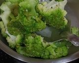 A picture of step 1 of Broccoli and Mung bean Sprouts Medley.