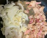 A picture of step 6 of Egg noodles stir-fried with chicken and bacon.