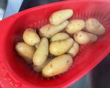 Une image de l'étape 14 de Salade marinée de pommes de terre aux harengs fumés, oignons et cornichons.