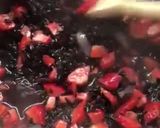 Foto del passaggio 2 della ricetta “Risotto tartare” di fragole al rosmarino