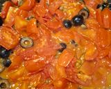 Foto del passaggio 4 della ricetta Spaghetti ai pomodorini freschi con capperi e olive