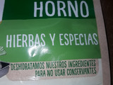 Pollo con papas a las hierbas, especias y vino tinto