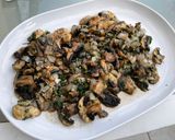 Une image de l'étape 12 de Champignons de Paris sautés à l’ail, oignon doux et coriandre fraîche.
