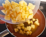 Foto del paso 1 de la receta: Tosta de manzana caramelizada con queso azul