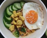 Hình bước làm 4 của món Cơm rang kim chi xào rau củ và ức gà
