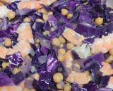 Foto del paso 5 de la receta: Lombarda con garbanzos y langostinos